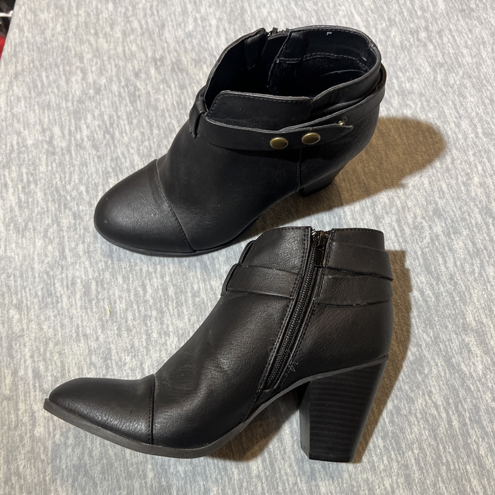 American Eagle Ankle Boots Women 8.5 Black Side Zip 3in Heel Snap Strap Faux EUC - Picture 2 of 16